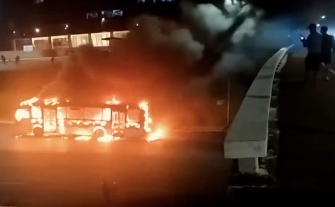 Ônibus foram incendiados. Imagem: Reprodução da TV.