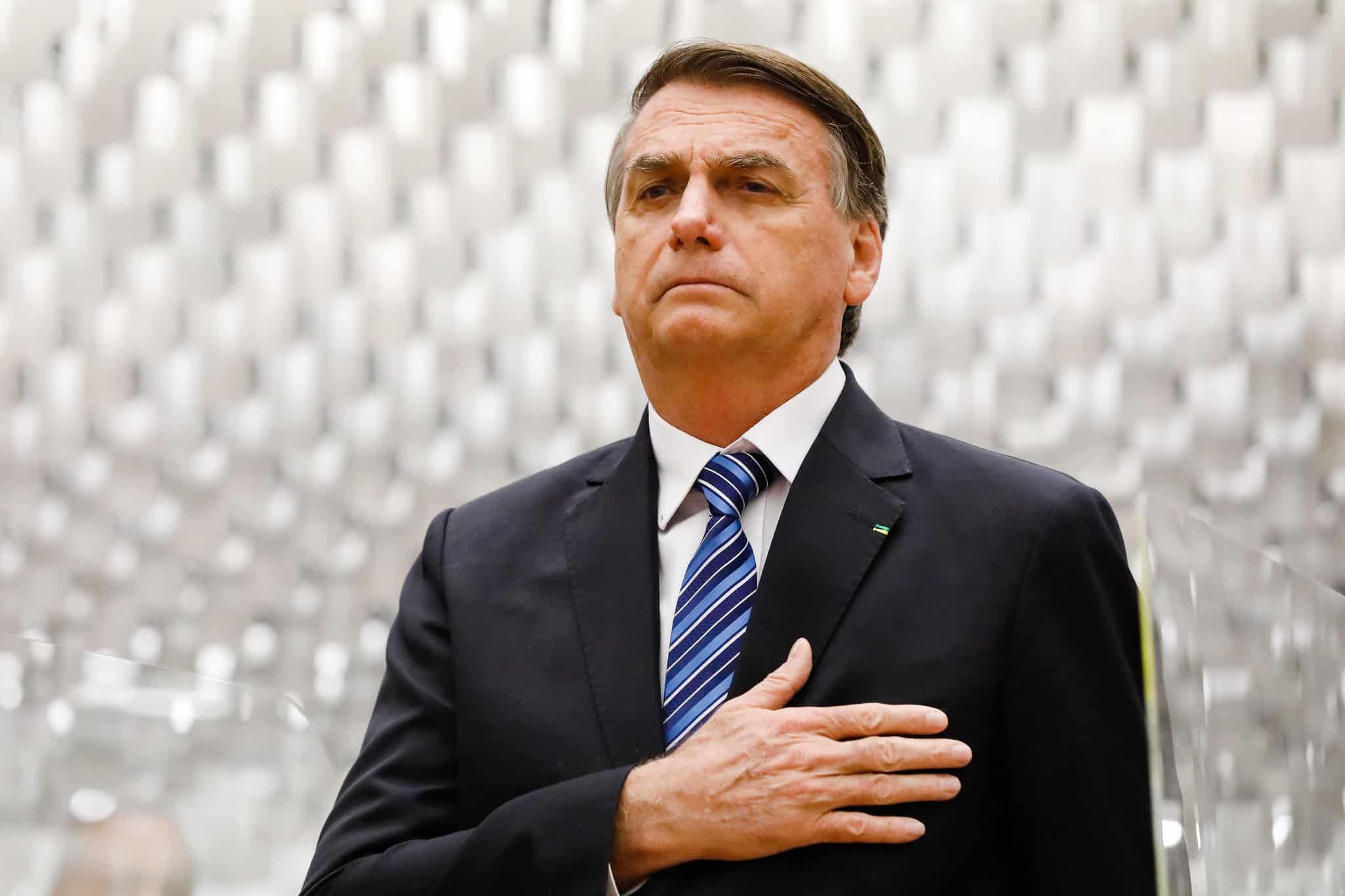 Bolsonaro assina aumento do salário mínimo