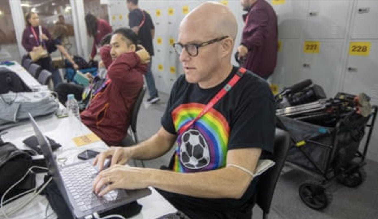 O jornalista Grant Wahl com a camisa da polêmica. Foto: Redes sociais.