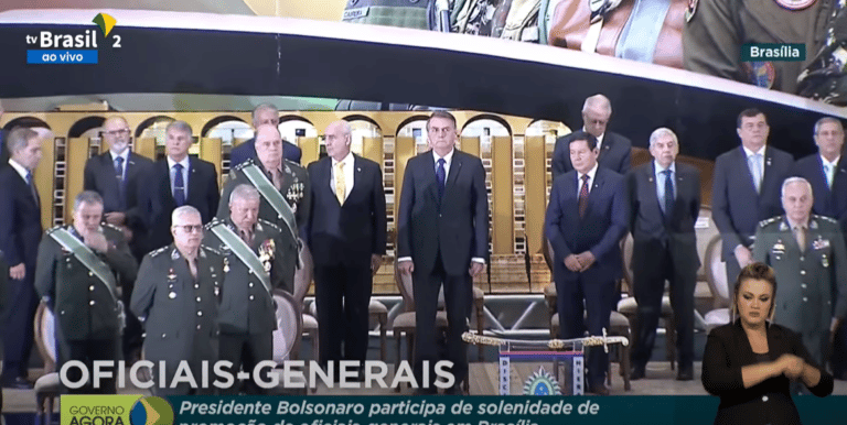 Bolsonaro participa de evento com militares em Brasilia 2