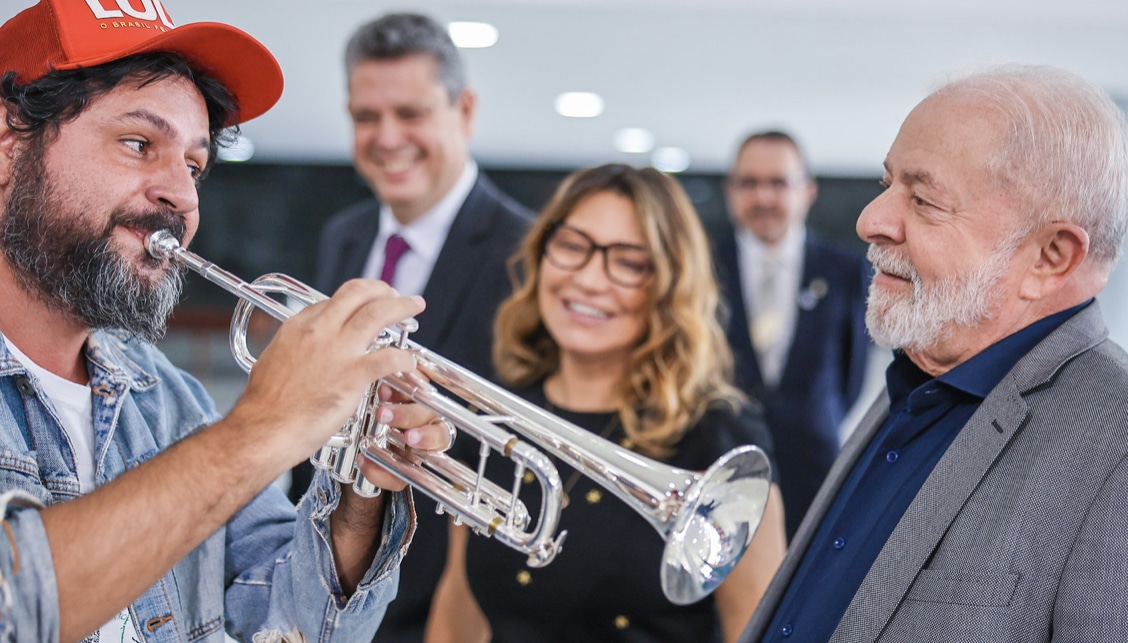 Lula e a mulher em evento no Palácio do Planalto em que ele reclamou por ser um “sem-palácio”. Foto: PR.