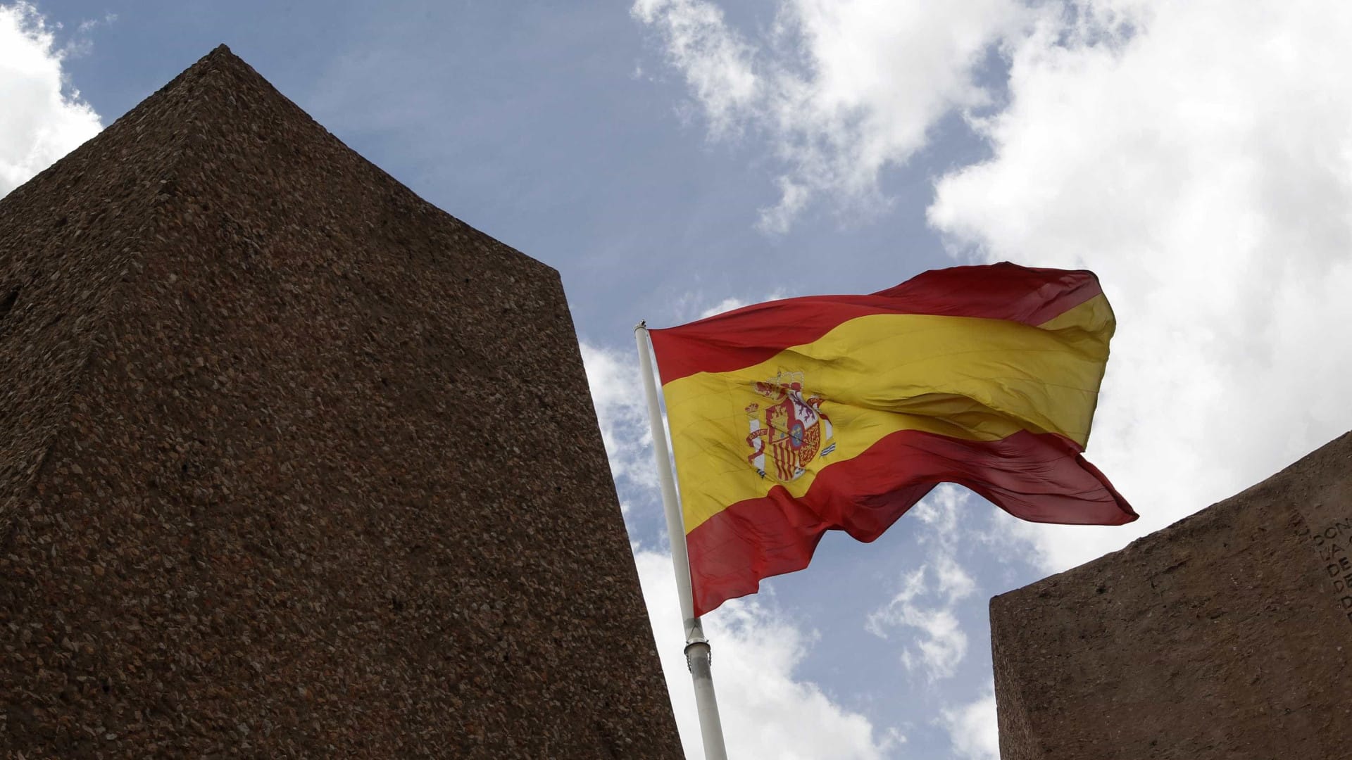No parlamento de Castela e Leão, apenas a bandeira espanhola tremula. Foto: Reprodução da Internet.