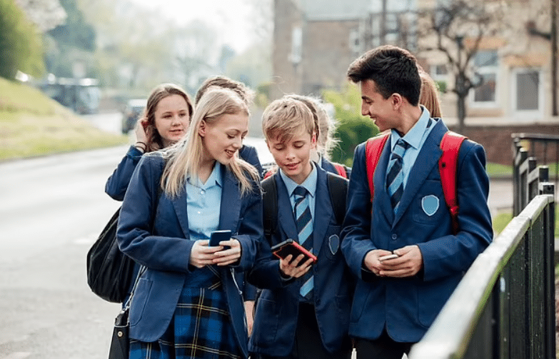 Inglaterra decreta proibição de celulares nas escolas